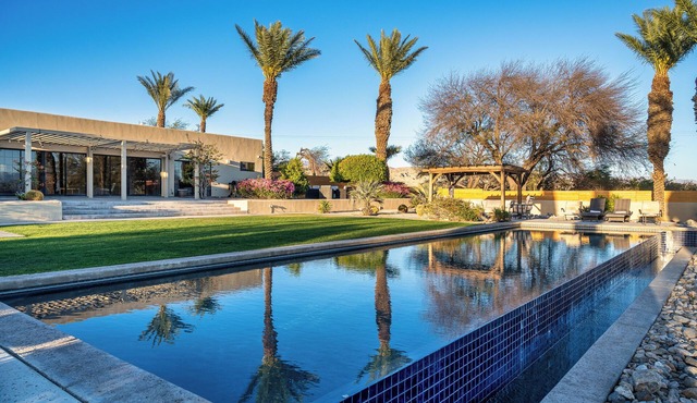 Spacious 5-bedroom villa Large Infinity Pool Spa Game Room Striking View