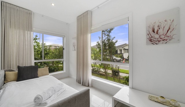 Spacious 5 Bedroom 2.5 bathroom House in Gregory Hills