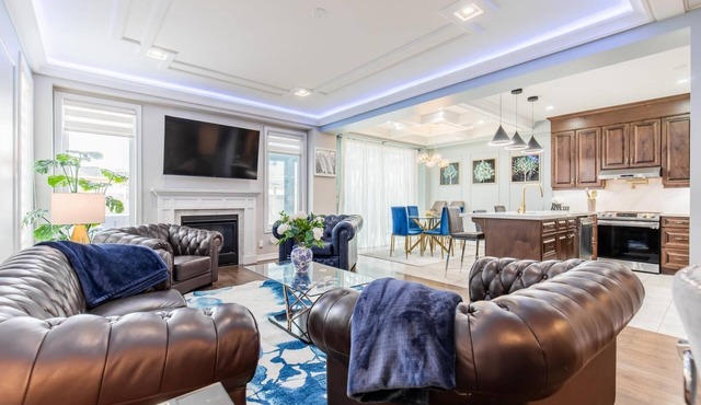 Spacious 5-bedroom villa with WiFi and AC in amazing Niagara Falls