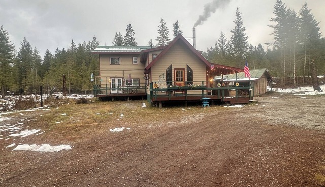 Spacious 5-bedroom lodge in welcoming Bonners Ferry with AC, WiFi