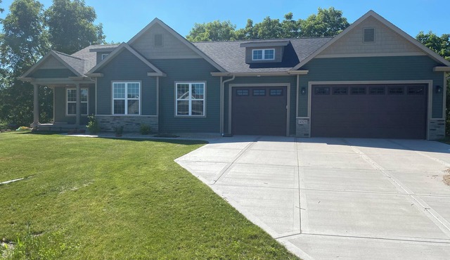 Spacious 5-bedroom house with fitness room and AC in charming Cottage Grove