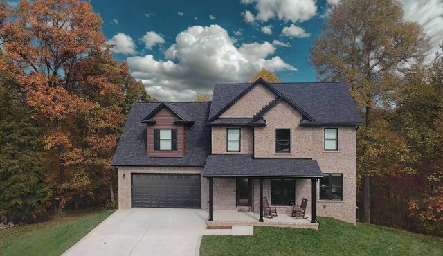 Spacious 5-bedroom house in serene Elizabethtown neighborhood made for groups