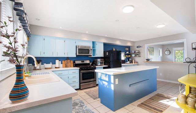 Spacious 5 bedroom 3 bath lake house