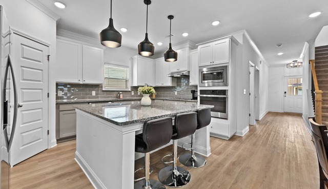 Spacious 5-bedroom house with outdoor fireplace near Pleasant Hill!