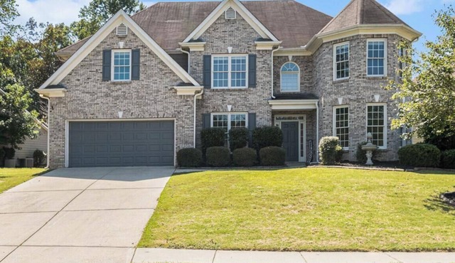 Spacious 5 Bedroom House. Perfect for Groups & Getaways in quaint Lawrenceville