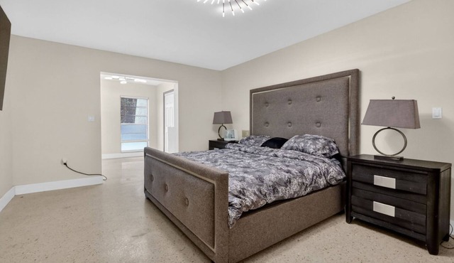 Spacious 5-bedroom house in peaceful Miami Springs with AC