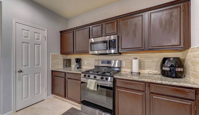 Spacious 5-bedroom house in enchanting Missouri City with WiFi, fitness room