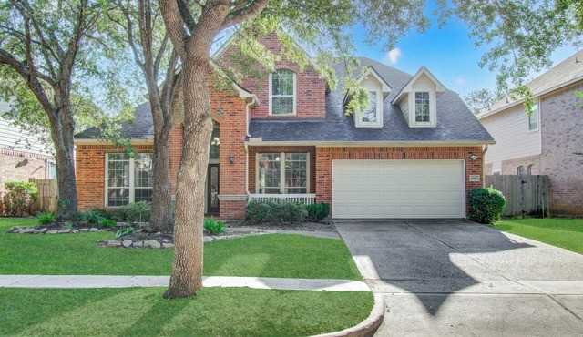 Spacious 5-bedroom bungalow in pleasant Missouri City with AC and private pool