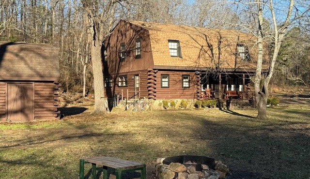 Spacious 5 Bedroom Secluded Cabin in Mountain View