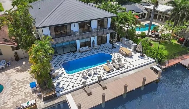 Spacious 5-bedroom Mansion -Movie Theater, Sauna, Walk to the Beach!
