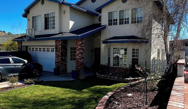 Spacious 5-bedroom house in marvelous Santa Clarita with spectacular view.
