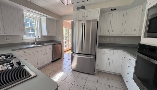 Spacious 5-bedroom house with WiFi and AC in fabulous Silver Spring
