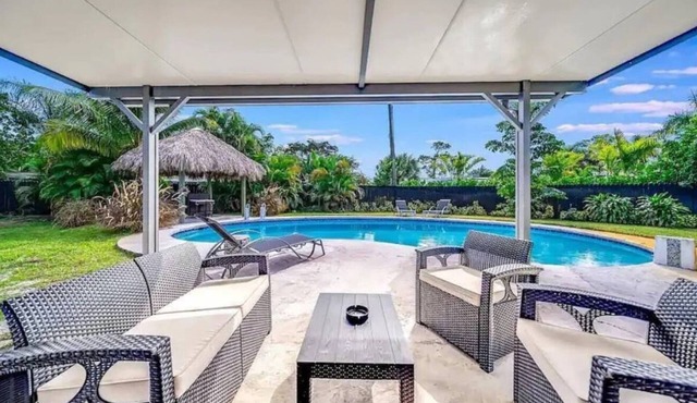Spacious 5-bedroom house with WiFi and AC in charming Wilton Manors