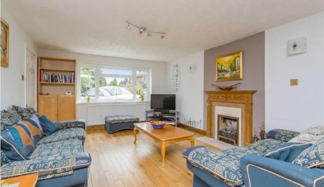 Spacious 5 Bedroom 11 Guest Family House in Horsham