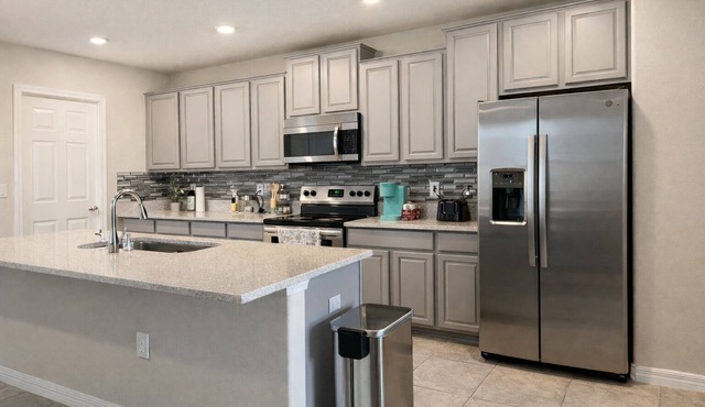 Spacious 5-bedroom, 2.5 bath house in fabulous Wimauma/Riverview neighborhood