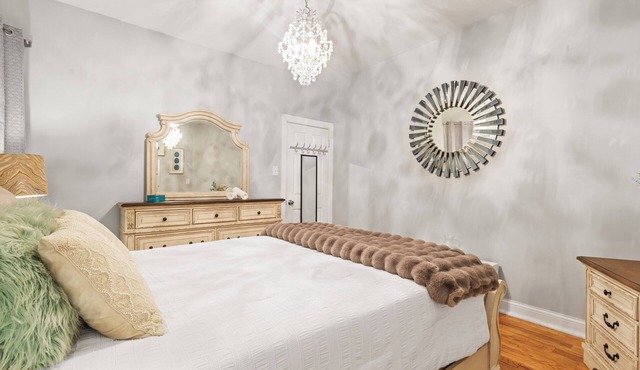 Spacious 5-bedroom/2-bathroom apartment in marvelous Chicago with AC, Wi-Fi