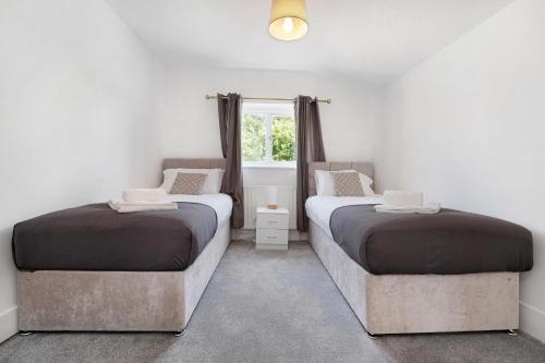 Spacious 5-Bedroom 2-Bath Home in Stanwell