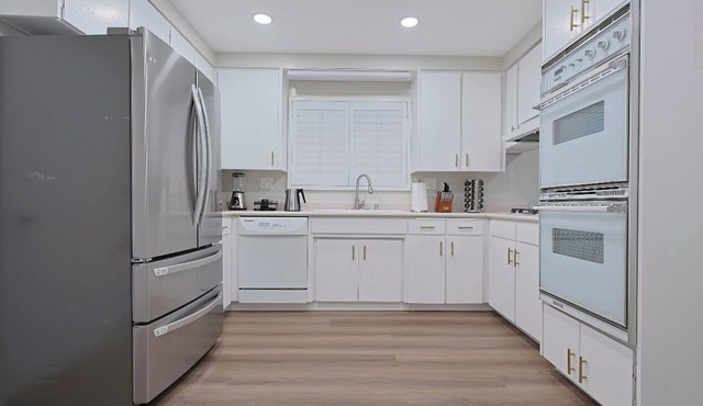 Spacious 5-bedroom 2-bathroom house with AC and WiFi in marvelous Upland