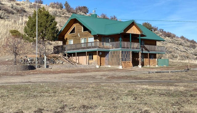 Spacious 5-bedroom 3-Bath house with WiFi, AC in welcoming Lakeview Oregon