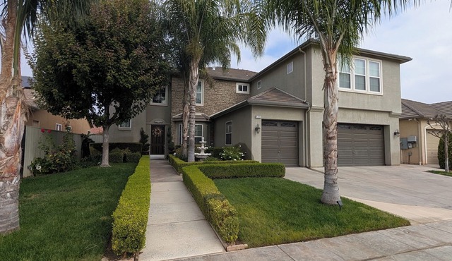 Spacious 5-bedroom 3-bath house in NW Fresno