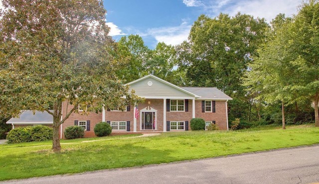 Spacious 5-bedroom, 3-bathroom house with pool table in delightful Rome