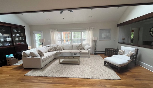 Spacious 5 bedroom 4.5 bath home centrally located mile to beach town