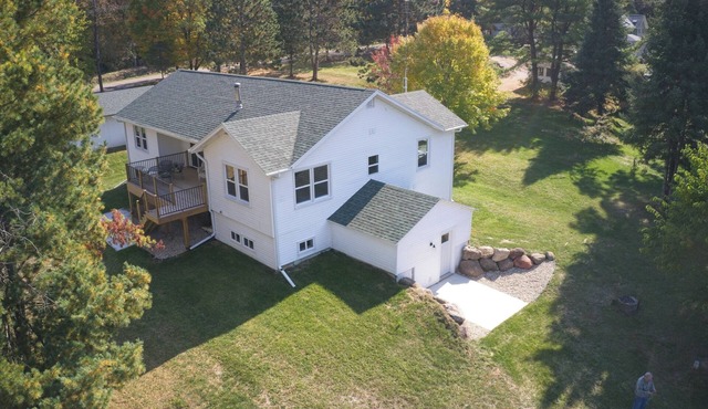 Spacious 5-bedroom 4- bath house 1- mile to Devil's Lake.