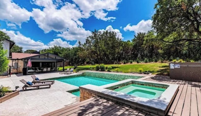 Spacious 5-bedroom, 4 Bath home: Pool, AC, WiFi ,and more near fabulous Austin.