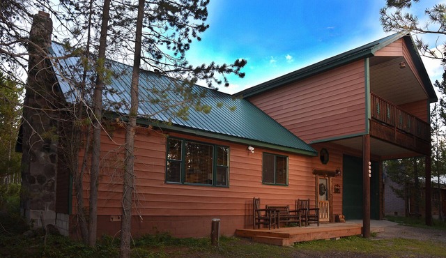 Spacious 5 Bedroom/4 Bath Cabin + Loft, 25 mins from Yellowstone, Sleeps 18