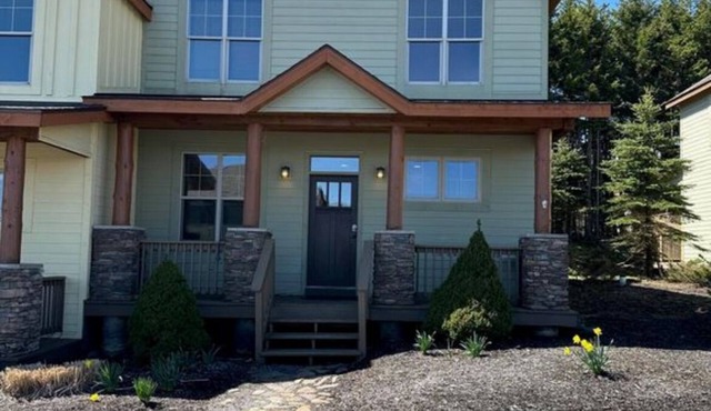 Spacious 5-bedroom, 5-bathroom townhome with WiFi, AC, Priv Hottub, ElecCharging