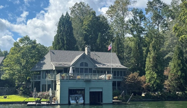 Spacious 5-bedroom, 5-bath house on Lake Summit!
