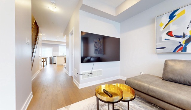 Spacious 5 Bedroom/5 Bathroom Townhouse