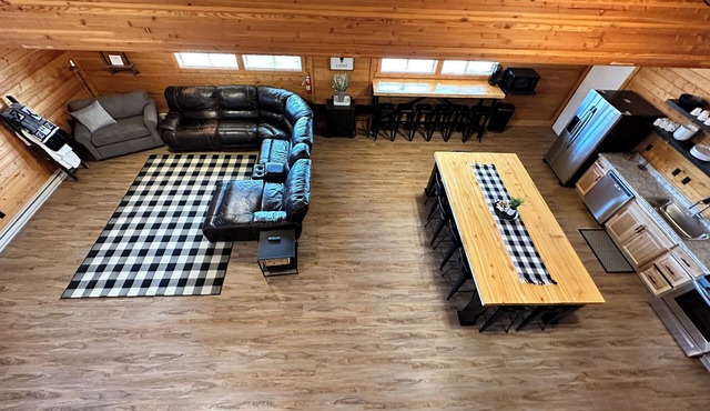 Spacious 5-bedroom, 5-Bathroom lodge! Sleeps 22! Across from famous Cody rodeo!