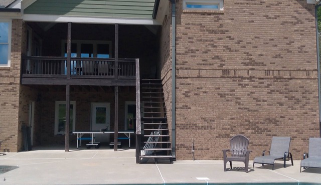 Spacious 5-bedroom/5 bathroom house with pool and game room