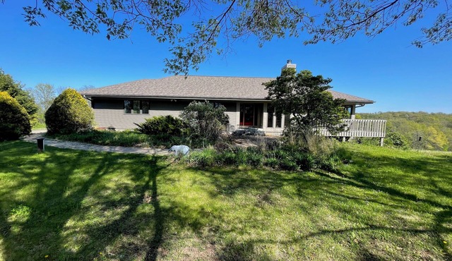 Spacious 5-bedroom 80 acres family farm retreat with AC, WiFi in rural Verona
