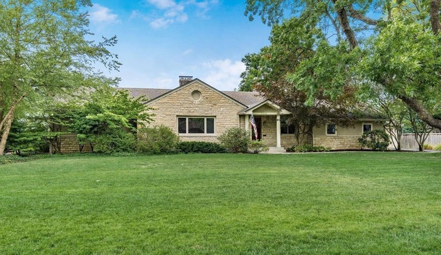 Spacious 5-bedroom and 5 bathroom house in Upper Arlington's Canterbury area.