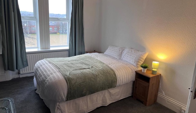 Spacious 5-bedroom apartment in delightful Gateshead with AC