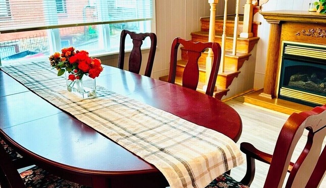 Spacious 5-bedroom apartment in charming Ashland with WiFi