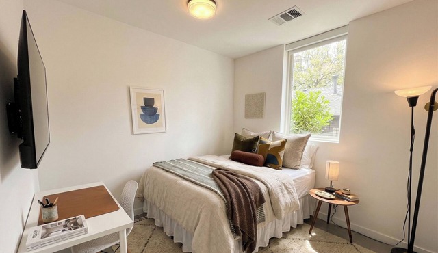 Spacious 5-bedroom apartment in tranquil Austin with AC and gym
