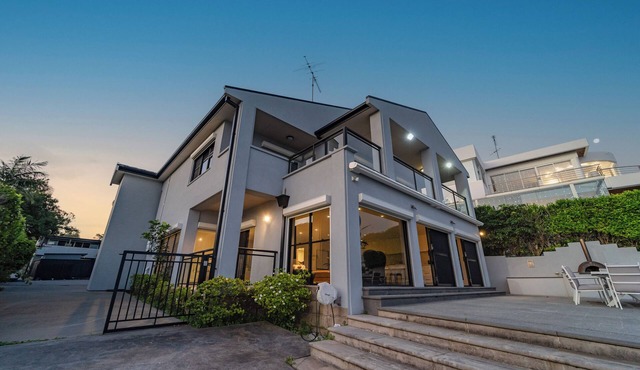 Spacious 5-bedroom villa with WiFi and AC in delightful Taren Point