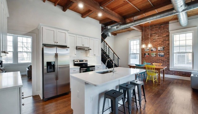 Spacious 5-bedroom building with AC in tranquil Cincinnati