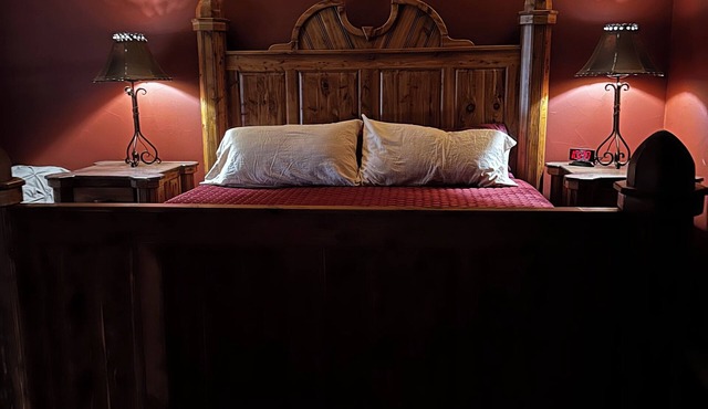 Spacious 5-bedroom barndo with WiFi, luxurious amenities, located near Bangs, TX