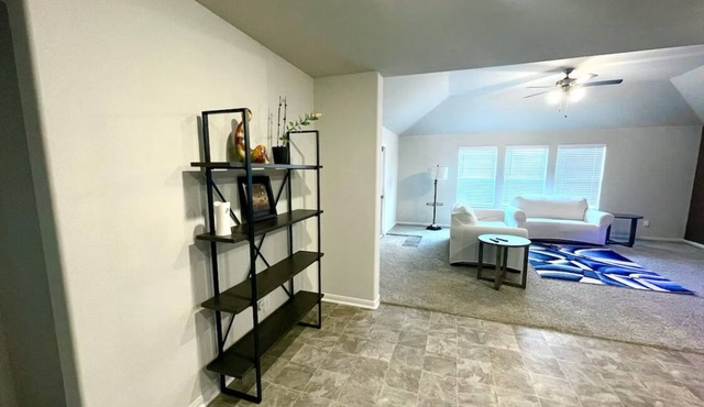 Spacious 5-bedroom building in charming Rosenberg with WiFi, AC, fitness room