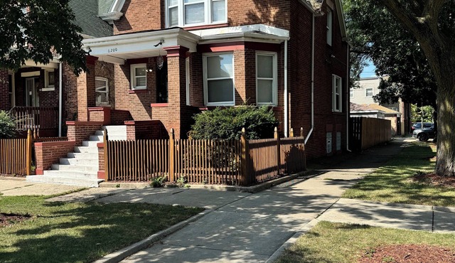 Spacious 5-bedroom bungalow in delightful Chicago with AC, WiFi