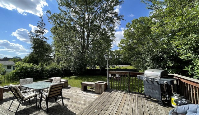 Spacious 5 bedroom bungalow w/huge backyard