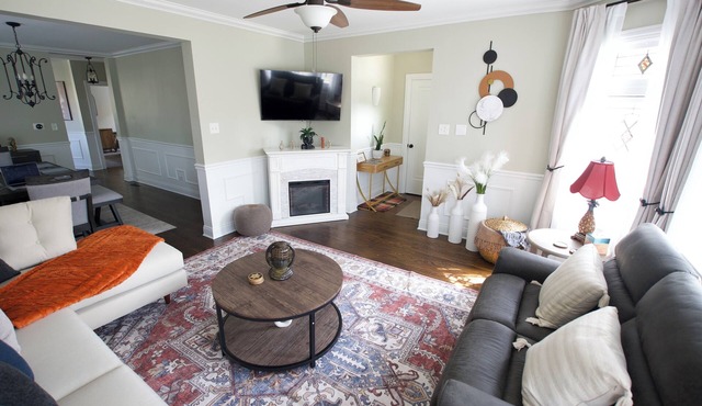 Spacious 5-bedroom bungalow with AC, WiFi in welcoming Berwyn