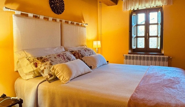 Spacious 5-bedroom cottage in wonderful Riotuerto with WiFi
