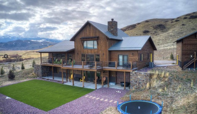 Spacious 5-bedroom cabin in McAllister with stunning views, very kid friendly!