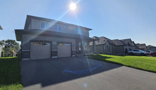 Spacious 5-bedroom house with AC, WiFi in brilliant Quinte West
