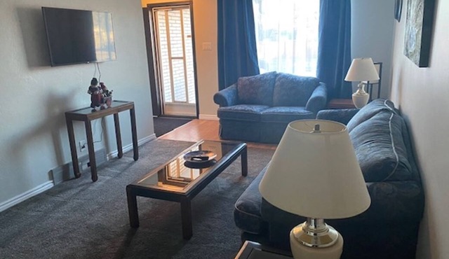 Spacious 5 Bedroom sleeps 10, 2 story semi, 2 free laundry, free parking on/off